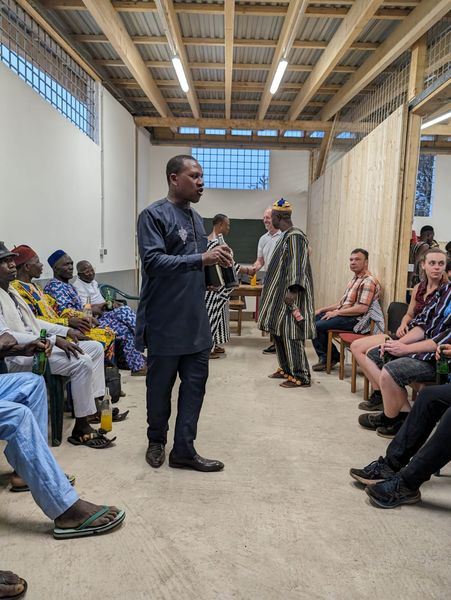 Der Brgermeister bei seiner Ansprache bei der Einweihung.jpg